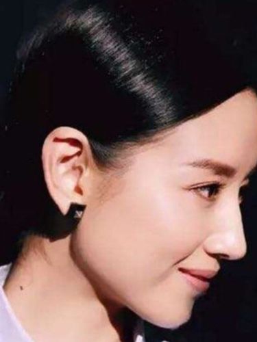 其实不一定是鼻子的原因啦,也有可能是亚洲女性的侧颜杀手——鼻基底