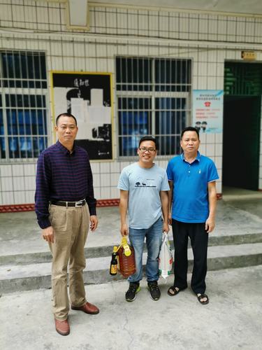 儋州市新州中学春节期间走访慰问送温暖