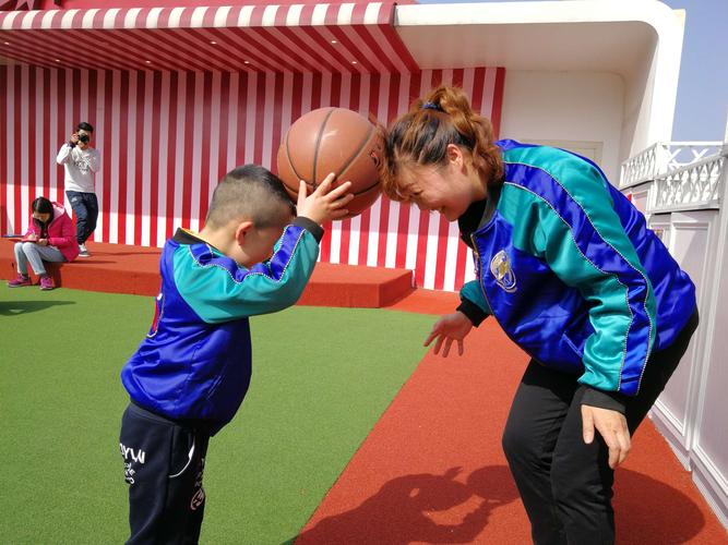 杰杰和妈妈用头运球看起来好好玩呀