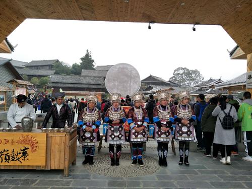 第二天早餐后参观马岭鼓寨,好客的侗族姐妹在寨门鼓楼前迎接宾朋好友.