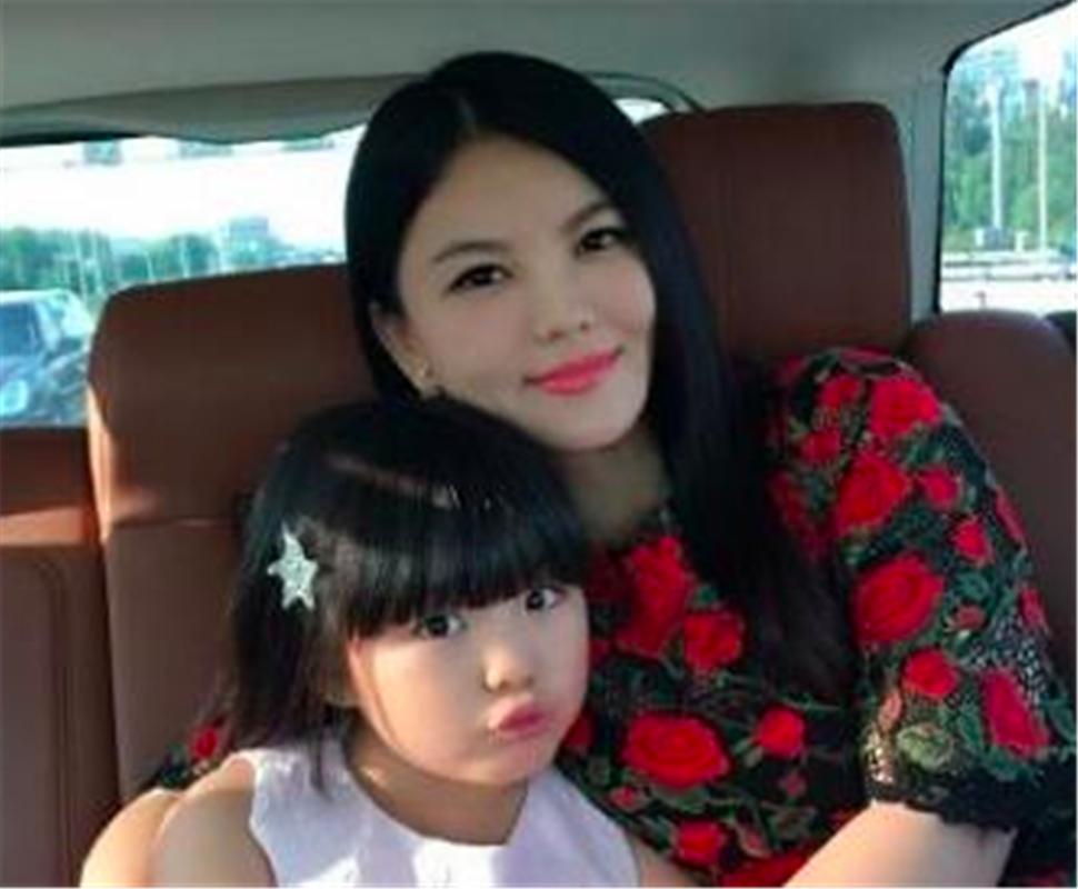 angela妈妈晒女儿照片,女儿身上挎包引热议,网友:不愧是有钱人