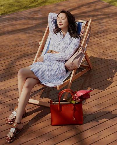 杨幂腿真不是吹的,二郎腿坐竟挤不出一点赘肉,直男都看心动了!