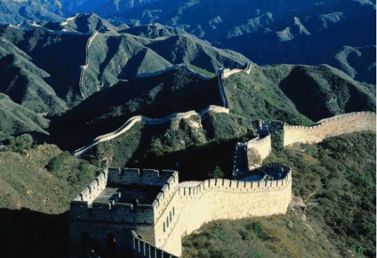 长城的外形特点是宛如一条人工建造而成的巨龙,跨过群山在崇山峻岭