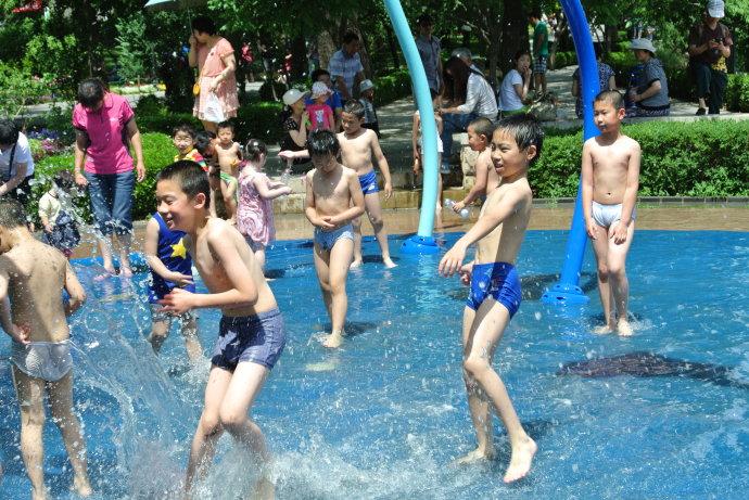 一会儿就赤膊上阵了,还是这样玩的痛快!