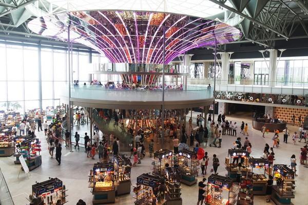 大陆重庆新光天地开幕 人潮飙破40万人次 旋转木马排等1小时