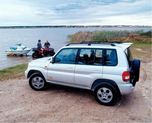 还是上个世纪,这是三菱在上世纪九十年代末期推出的小型suv三菱