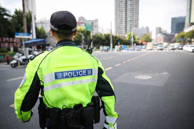 嘎热的天烈日下长裤长袖执勤上海交警流的是汗内衣上剩下的是盐