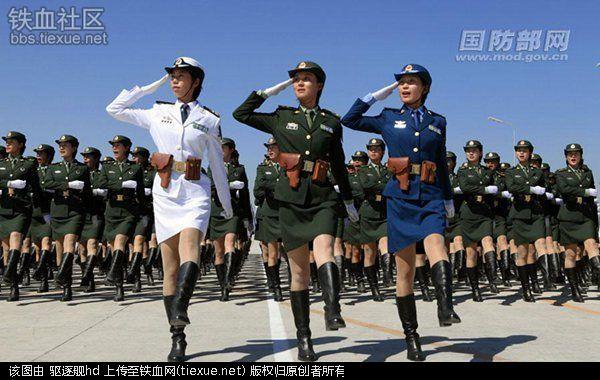 中国女兵阅兵场惊艳亮相 身姿挺拔面容姣好