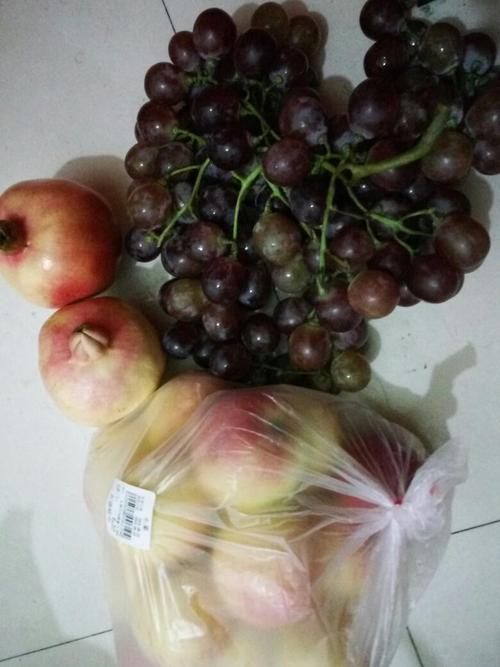 今天没吃饭,买了水果吃