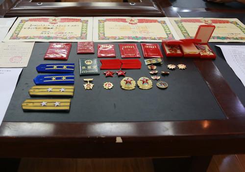 复转军人李大刚保存的肩章,奖章,纪念章,证书等军队物品