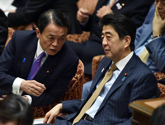 资料图:日本财相麻生太郎同安倍晋三交谈