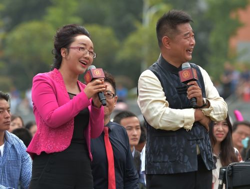 央视三套《喜上加喜》金话筒主持人肖东坡,给警花来相亲遇见一个"小