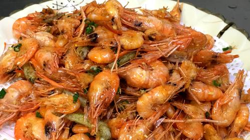 大厨手里的椒盐河虾原来是这样做的,怪不得外酥里嫩,美味好吃