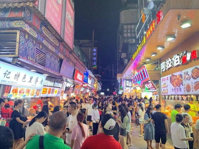 湖南消费实力强劲,图为长沙一条人气火爆的小吃街