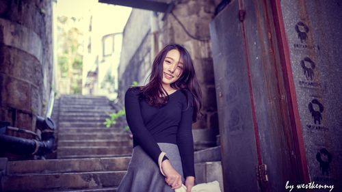 黑色毛衣壁纸> 黑色毛衣 微笑的美女4k壁纸壁纸美女壁纸>  下载高清