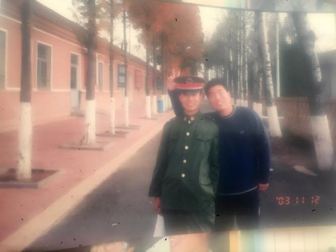 在部队的时候娶了地方的一位姑娘从此就扎根在山东了