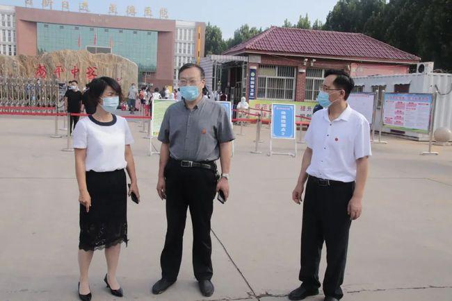 安平县副县长张娜百忙之中莅临安平中学,视察指导我校开学工作.