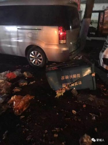 蒙城这里发生车祸,有人受伤.