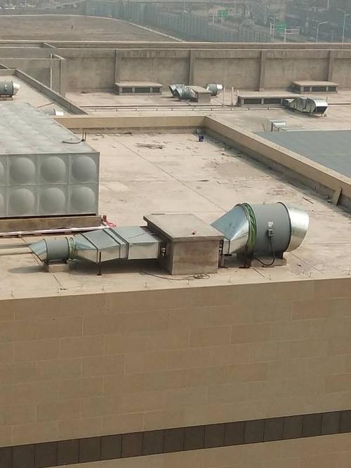 商场顶楼排风口会不会很响 离商场顶楼30米 还没有开业 但是看到一个