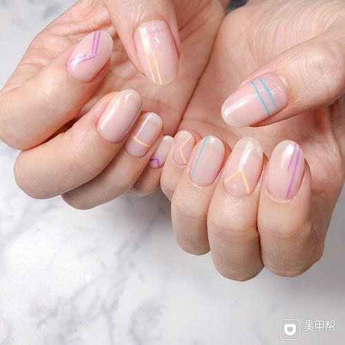 简约线条美甲图片
