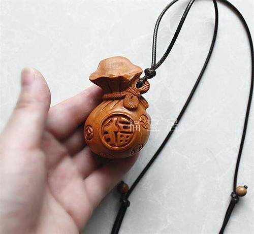 立体桃木福钱袋子手把件挂件 木雕钱袋钥匙扣项链 长款毛衣链吊坠_7折