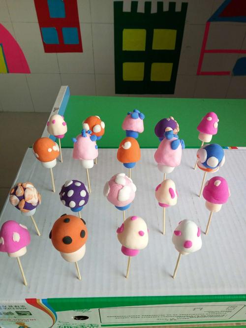 闫皋小学幼儿园小班——欧克泥《彩色的蘑菇》