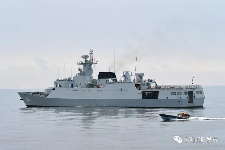 "聊城舰官兵迅速集结,组成救生小组乘坐小艇迎风出击.