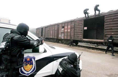 组图:武汉铁路特警冬季练兵忙