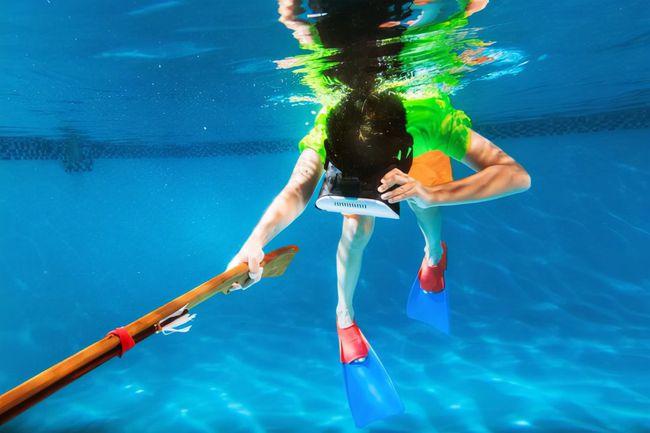 自救,也就是不要拿浮标,游泳圈之类的器具,直接跳入水中救人