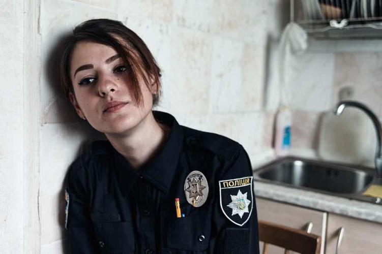 乌克兰女警的制服是相当神气.
