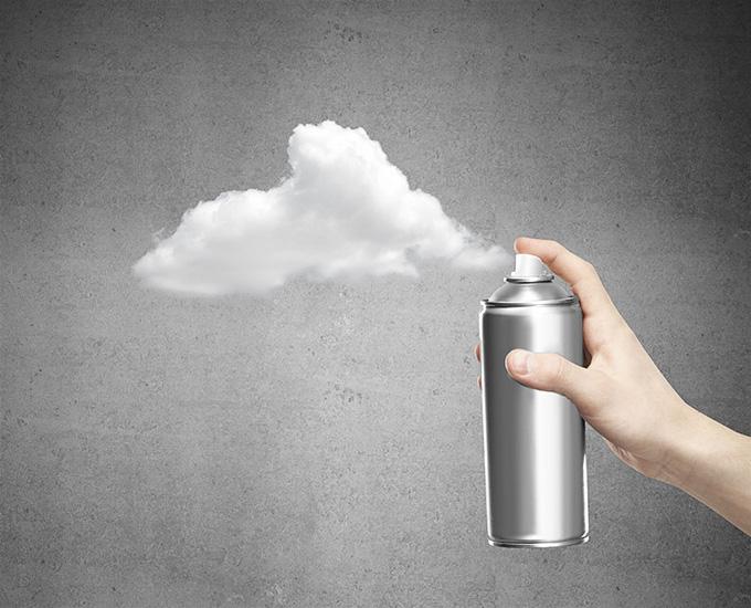 手拿喷雾剂喷雾高清图片