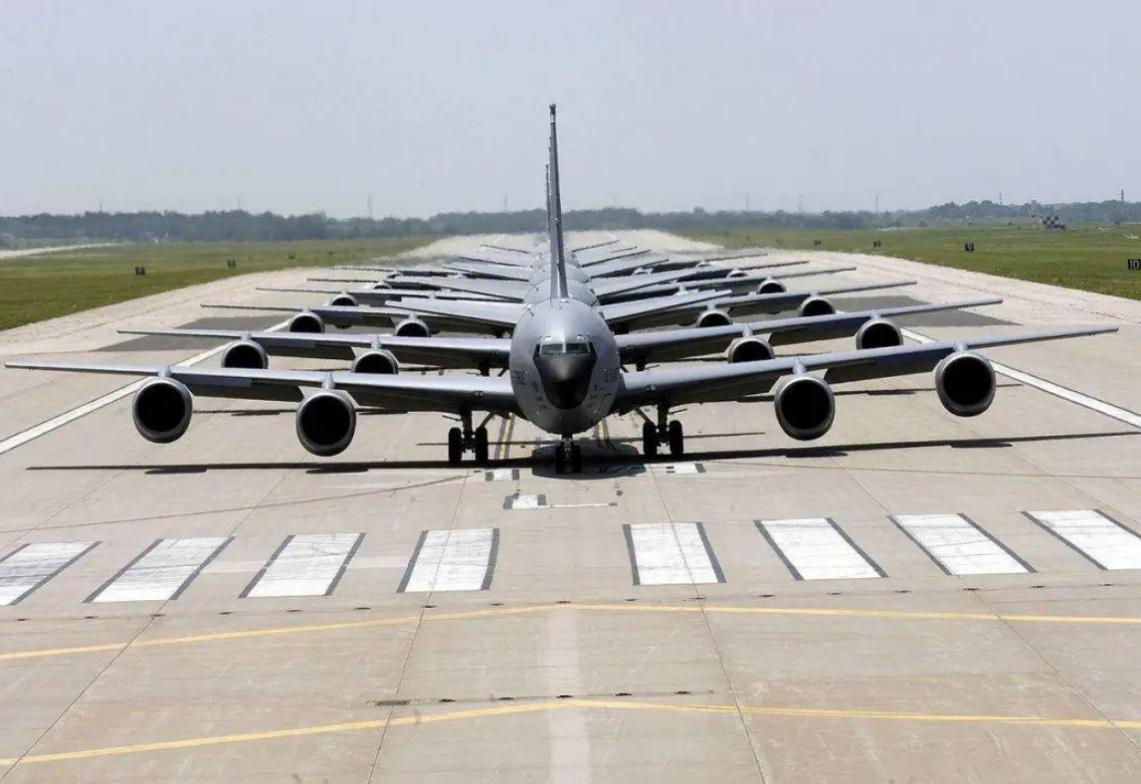 图为美国空军kc135大型空中加油机