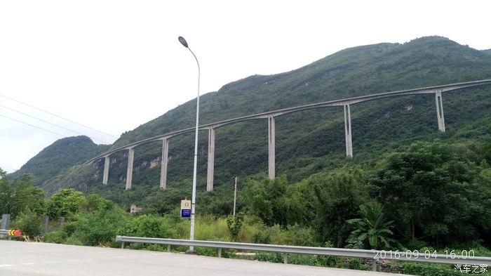 依山而建的杜步高架桥.