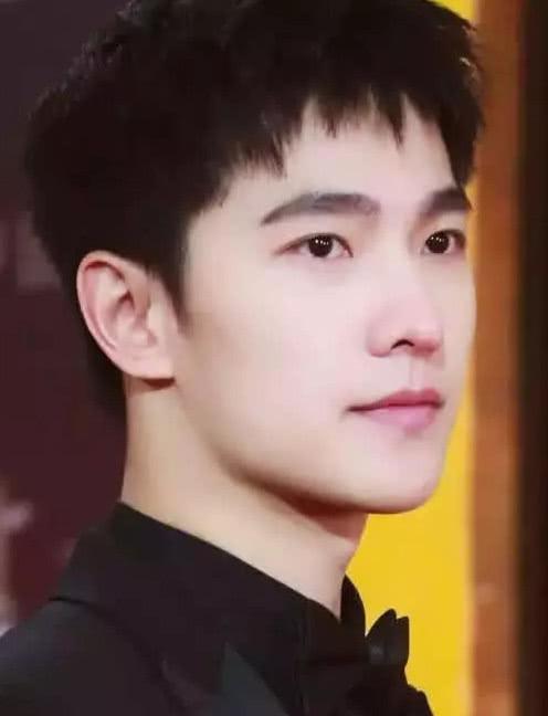 杨洋换了新发型后有多大区别?看到照片后,网友:硬朗少年!