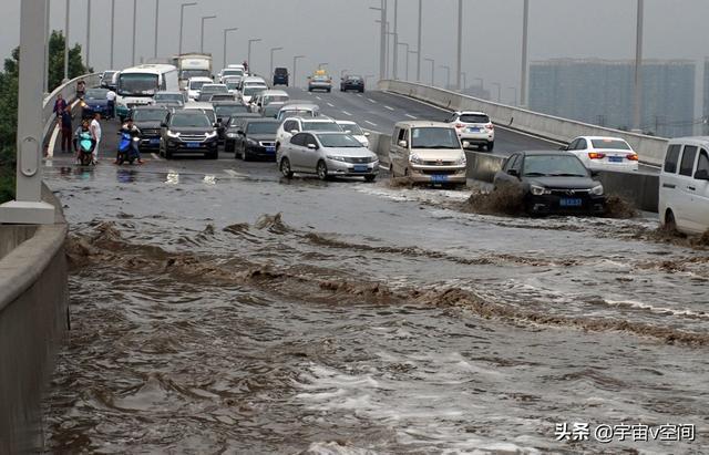 郑州遭遇特大暴雨,城市出现严重内涝,我们该如何自救?