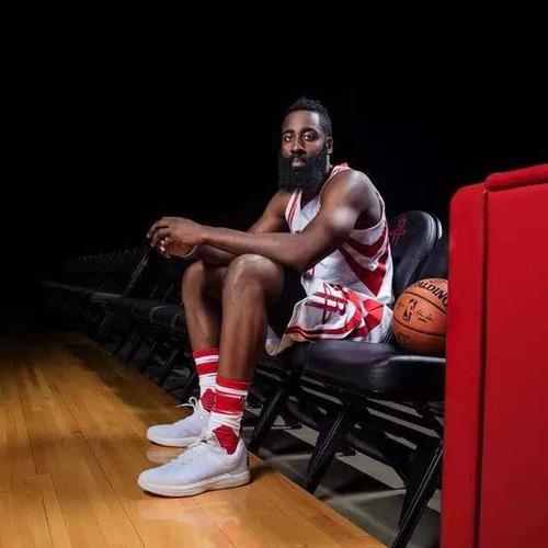 在一次nba西部决赛战胜后,接受采访时笑称:"这一切是因为stance的袜子