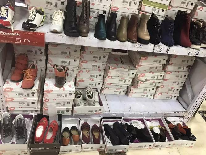 女鞋特卖场 tips:从h&m侧通道 快来快来,乐宾百货1楼不见不散!