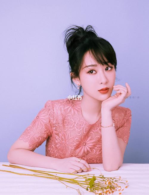 杨紫年代感造型_杨紫_连衣裙_华伦天奴怎么样_时尚_穿搭_整体造型