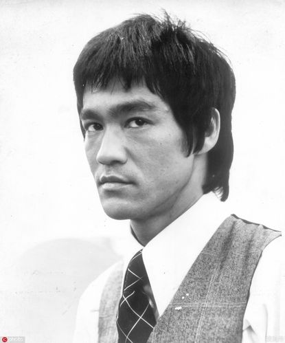 一代宗师,华人骄傲!武打巨星李小龙的功夫人生