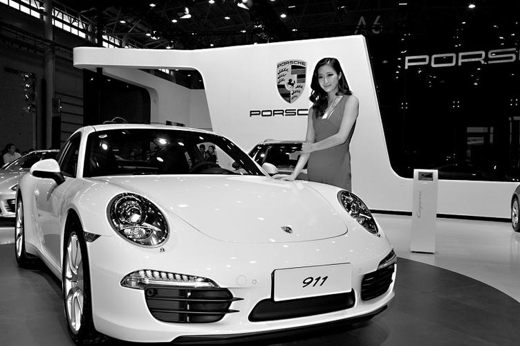 保时捷明星车型911一日卖出了2台 (记者万多摄)