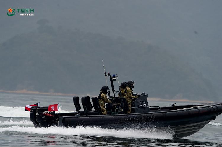 3月23日,香港水警驾驶快艇追击目标.
