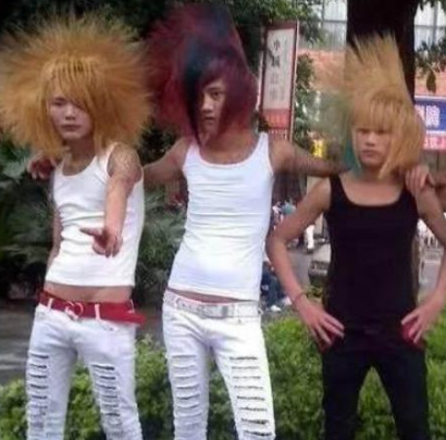 他被誉为"非主流教父",创办了葬爱家族,他的生活却变成了这样