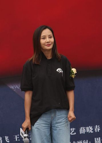 马雅舒一身t恤牛仔裤造型朴素简约,长发披肩气质优雅