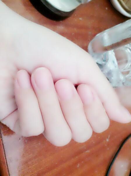 涂指甲油女生图片
