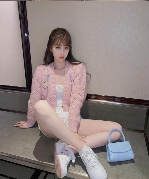 以上就是小编对虞书欣小姐姐穿搭的盘点,大家对她的衣品与穿衣风格有