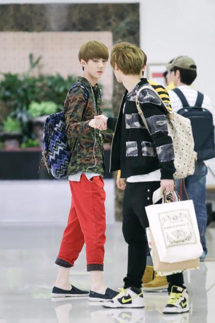 吴世勋和鹿晗的亲密照