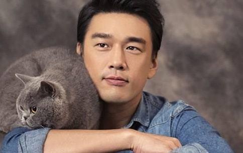 王耀庆的表演生涯其实早在1995年就于台湾开始了,电视剧《水晶花》