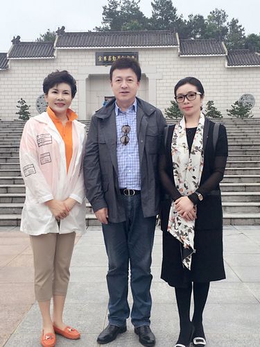 歌唱家李丹阳献爱心走进金寨 为老区儿童庆六一