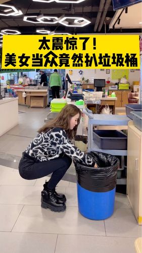 震惊震惊垃圾桶里的雪糕美女竟然拿出来细细品