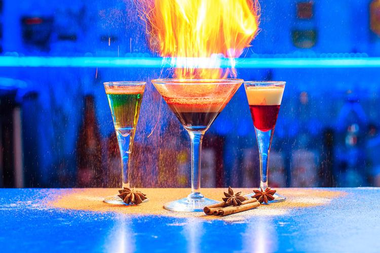 三杯鸡尾酒  收藏 关键词:三杯鸡尾酒图片下载,高清图片,鸡尾酒,酒杯